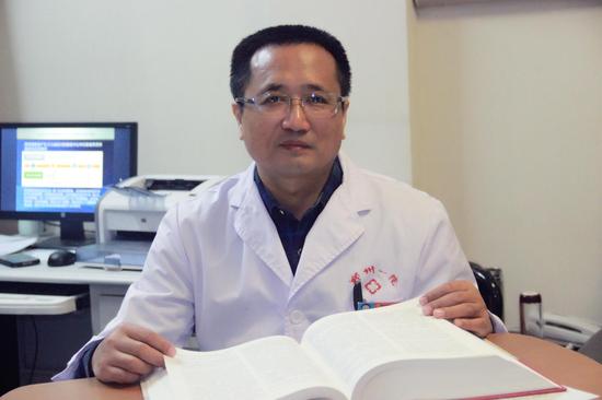 接到电话后,郑州市一院消化内科二病区主任谢立群带领王树俊医生迅速