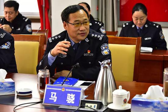 局长马骁,政委魏丰刚代表局党委向长期以来辛勤奋战在