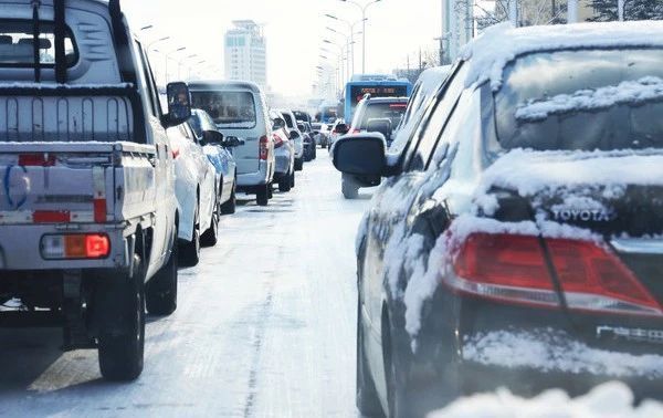 哈尔滨市交警发布冰雪路面出行提示