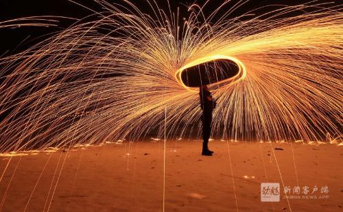 冰城人江边甩烟花 光链织成光幕美轮美奂