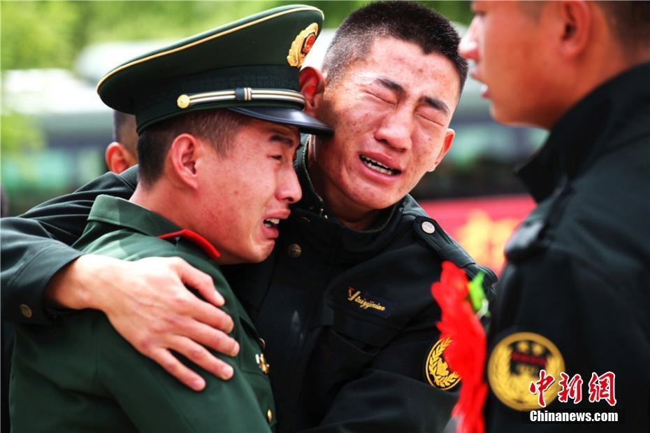 看哭了!甘肃森林武警退伍老兵泪别军营 哭红双眼