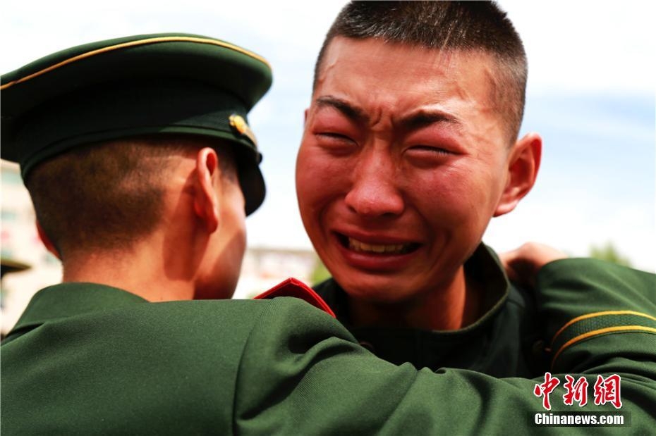 甘肃森林武警退伍老兵泪别军营 哭红双眼