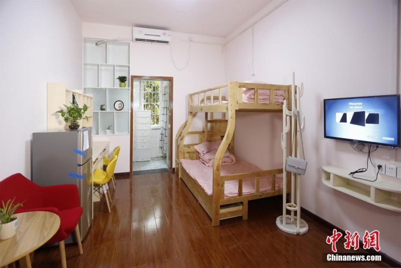 该宿舍位于翠微居南楼,均为女生宿舍,共216间,装饰色调分为浅粉色和草