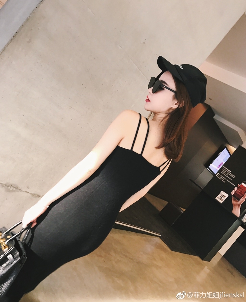 思聪前女友雪梨孕后依然拼 秀香肩美腿