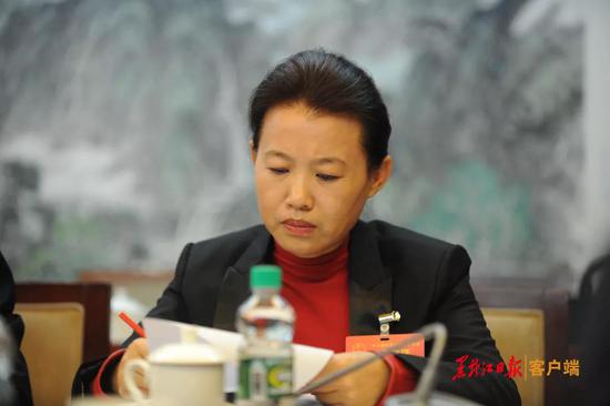 我省全国人大代表董文琴充分立足各地经济发展水平和基础条件,要结合