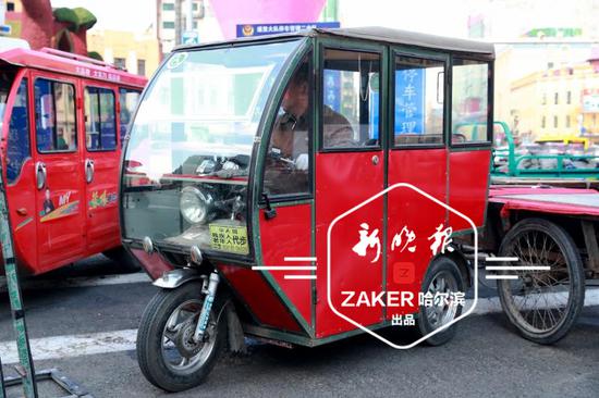 交警严查三轮摩托非法客运无证无牌上道揽客罚5700元