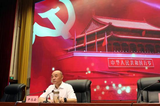 尹承云:对表深圳标准 燃放依兰高质量发展思想火炬