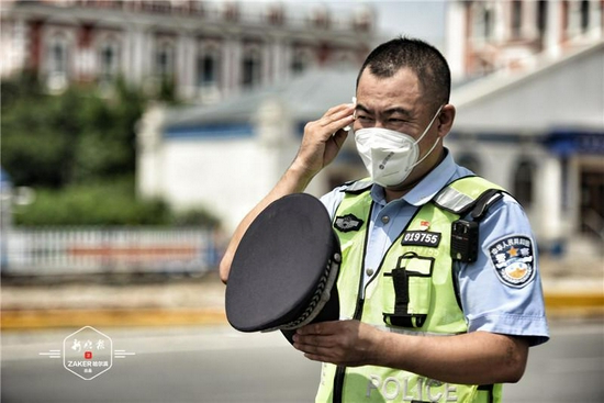 无畏酷暑战高温汗流浃背的警察蓝成为冰城夏日最美颜色