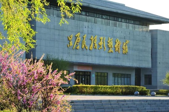 依兰吕厚民摄影艺术馆四块石爱国主义教育基地是国家aaa 级景区,位于