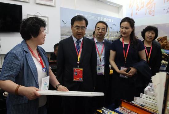 张恩亮王秋实视察第六届中俄博览会和第三十届哈洽会鹤岗展区