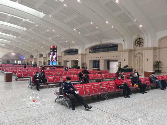 候车大厅分散坐铁路地铁民航多措施避免乘客聚集