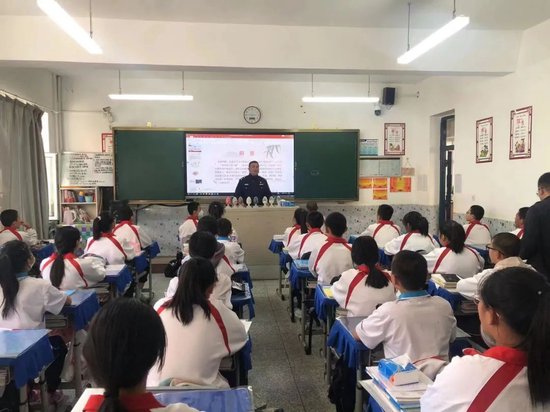 大庆市肇州县禁毒宣讲团走进第三中学