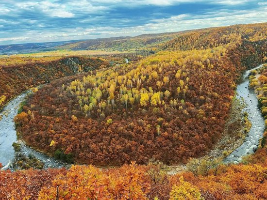 在黑河锦河大峡谷景区内游人如织,处处洋溢着欢声笑语.