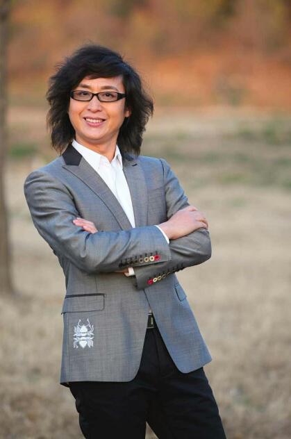 谢军的许多经典曲目依然萦绕在我们的耳畔,作为集词,曲,唱,录音,制作