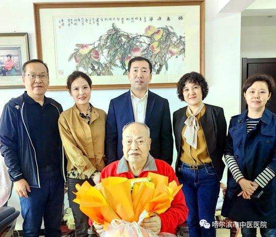 哈尔滨市中医医院领导节前探望慰问国医大师卢芳教授