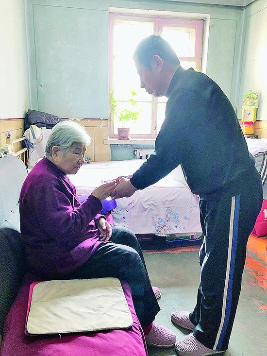 "以老扶老"温暖困局:低龄老人照顾高龄老人渐成常态