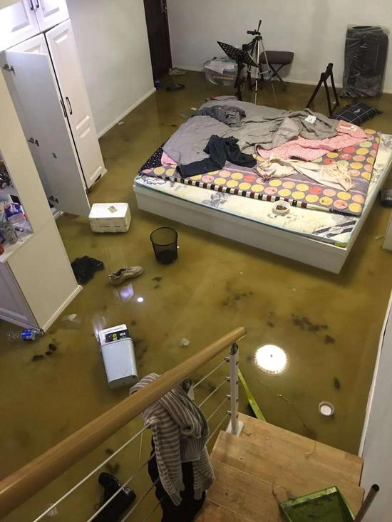 地板被泡墙皮脱落哈市一小区7家居民因下水堵塞被淹