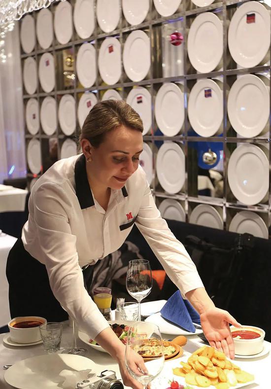 马克西姆西餐厅不少服务员为俄罗斯人