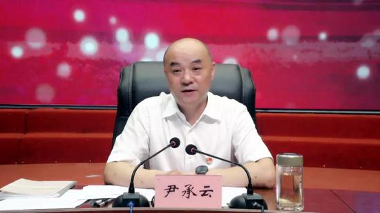 尹承云:对表深圳标准 燃放依兰高质量发展思想火炬