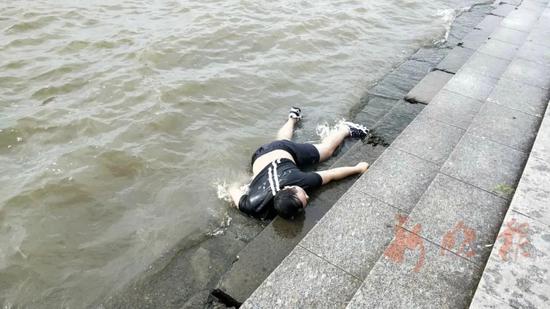 溺水男子特征↘ 身高1米7左右,卷发.