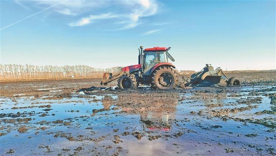 用卫星平地机进行水整平作业.