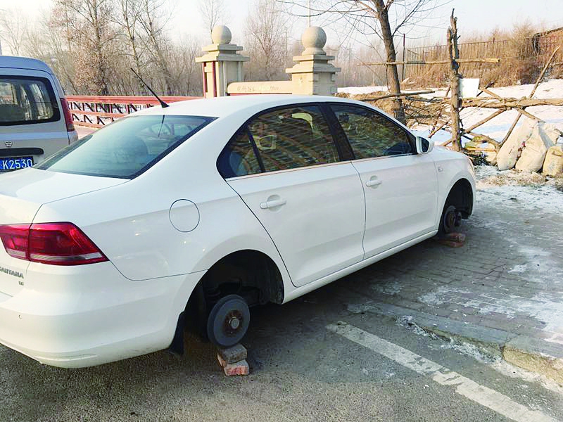 哈市刘先生早起遇闹心事儿四个车轱辘全变砖头