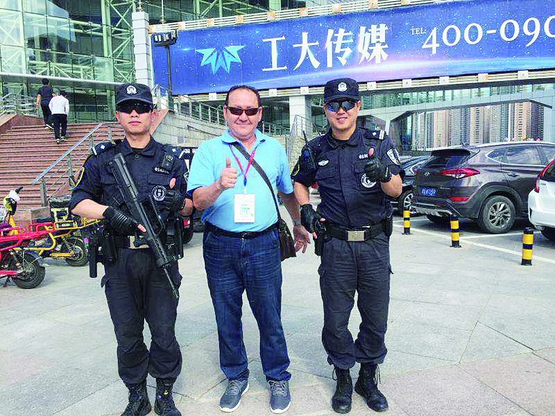 不间断武装巡逻 冰城特警黑豹突击队为展会保驾护航
