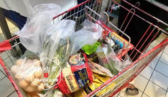 一捆芹菜一根萝卜疫情影响下市民的超市购物车是这样的