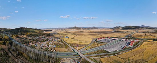 秋色如画的绥满高速公路