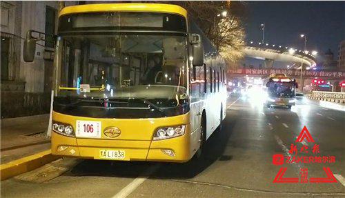 15日18时许,哈尔滨市道里区一辆行驶中的106路公交车上,一名23岁男子