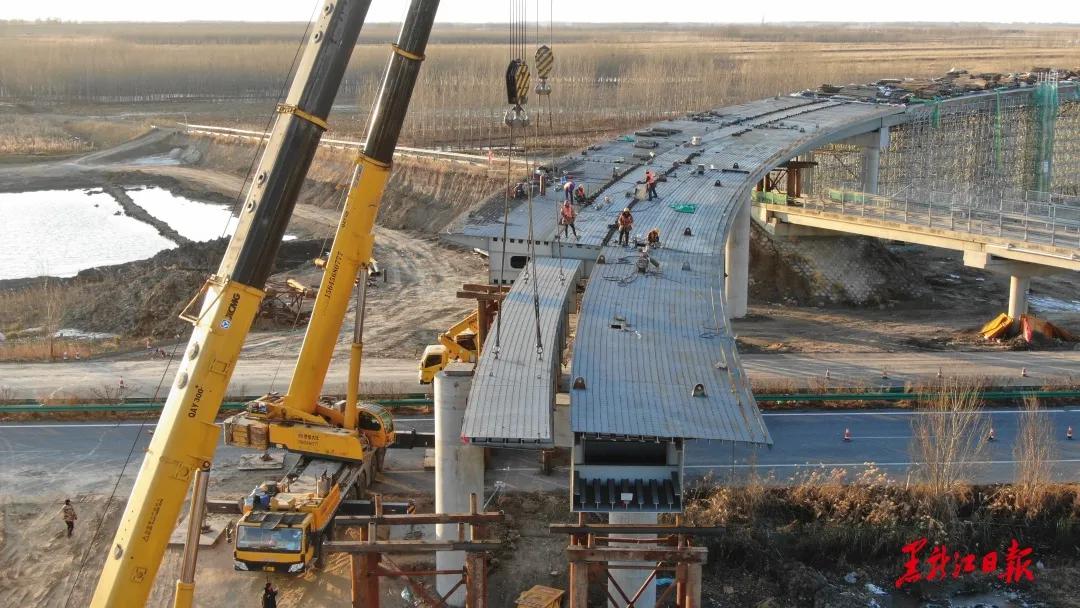 哈肇项目原野互通区钢箱梁吊装施工.