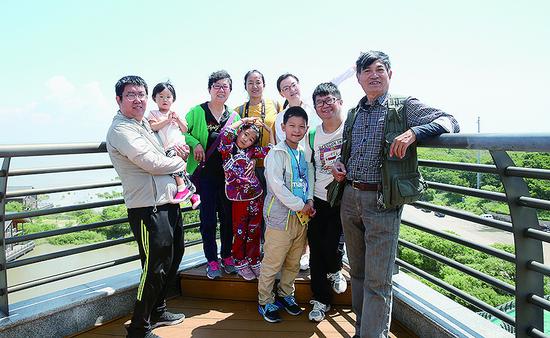 祖孙三代人合影