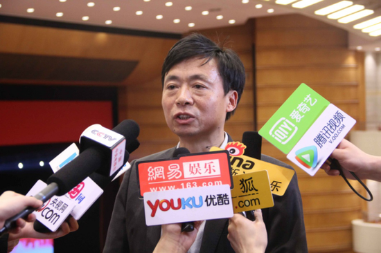 图中受采访者为华强大别山集团创始人朱斌