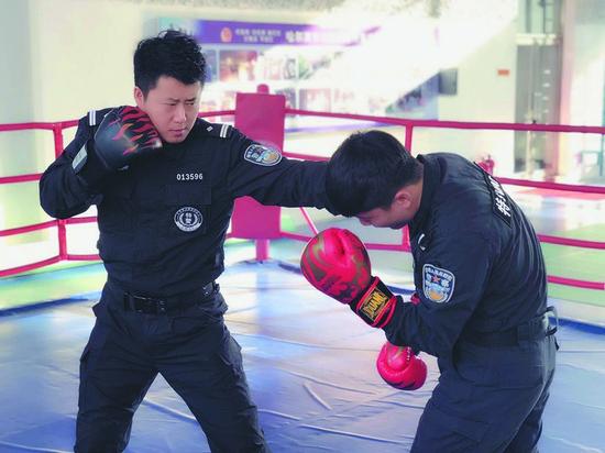 魔鬼训练打造冰城特警传奇飞檐走壁救下轻生老夫妻