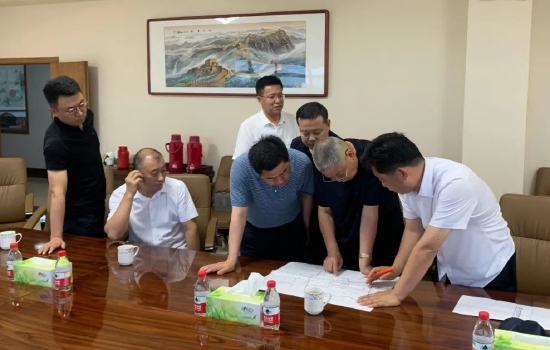 袁成宝在山东诸城兴贸集团总部与集团董事长王聚泉及总部相关高管就