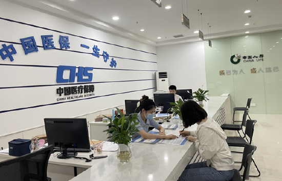 在重庆璧山区长期护理保险服务大厅,工作人员为市民办理长护险失能