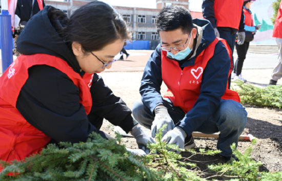植此青绿不负春光希望校园种希望我与小树共成长植树活动顺利开展