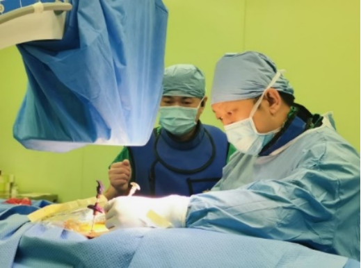 老人腰椎管狭窄又遭遇摔倒腰椎骨折哈医大二院脊柱微创手术快速解除