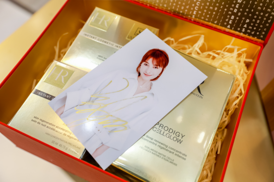 宠粉的吴昕还在hr赫莲娜新年快闪店为粉丝们准备了限量版的签名照