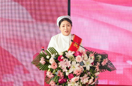 哈医大肿瘤医院陈阳护士长代表优秀护理人员发言