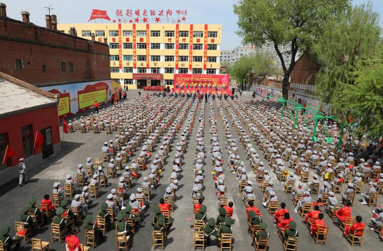 哈尔滨市首家"红军小学"授旗授牌仪式在道外区靖宇小学校举行