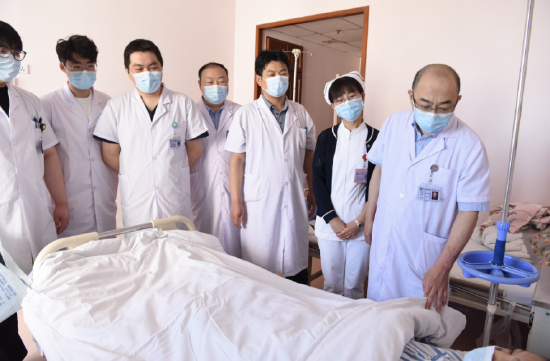 术后邰升教授带领团队查房他强调,哈医大二院肝癌mdt团队在今年三月初