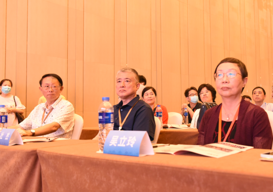 副主任委员汪南平教授(左)和北京安贞医院杜杰教授(中)出席大会开幕式
