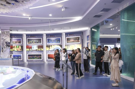 黑龙江大学政府管理学院的学生们,他们第一站来到了夏青文化艺术馆,在