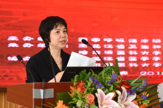 哈医大二院呼吸与危重症医学科主任吴晓梅教授主持会议