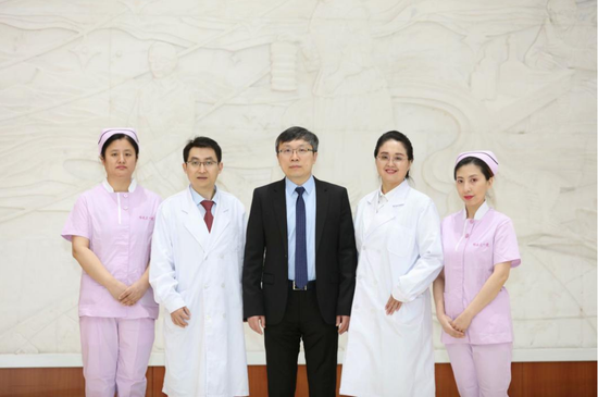 李悦副院长和赵玉娟教授,公永太教授,陈赫护士长及张晓辉护士长