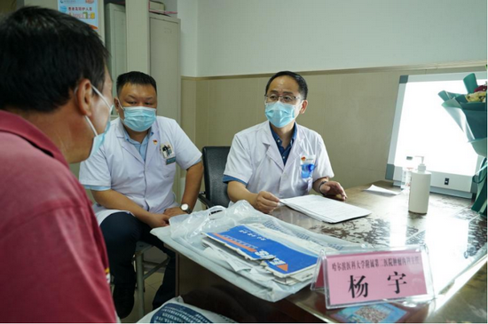 哈医大二院肿瘤内科主任杨宇(右)为患者义诊