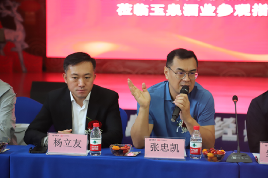 本次活动的承办方,黑龙江省玉泉酒业有限责任公司董事长杨立友向校友