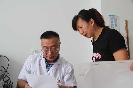 娄阁主任为当地患者义诊