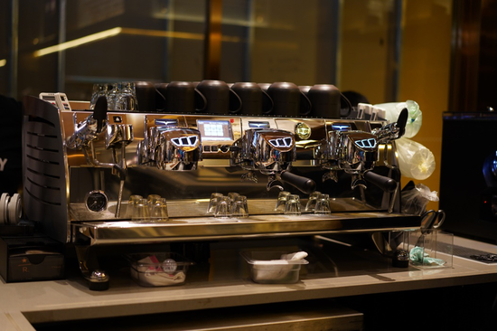 > 正文   升级亮相的星巴克臻选店,拥有哈尔滨第一台三头黑鹰咖啡机
